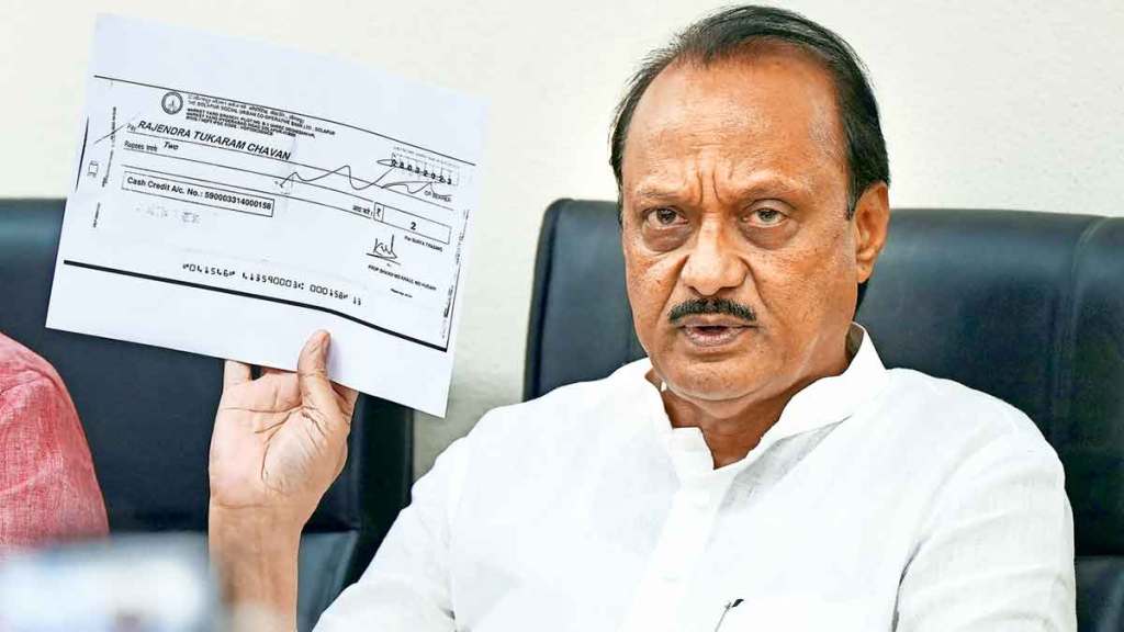 कांदा विक्रीतून शेतकऱ्याला मिळालेल्या दोन रुपये मोबदल्याचा धनादेश अजित पवार यांनी पत्रकार परिषदेत दाखवला. कांदा विक्रीतून शेतकऱ्याला मिळालेल्या दोन रुपये मोबदल्याचा धनादेश अजित पवार यांनी पत्रकार परिषदेत दाखवला.