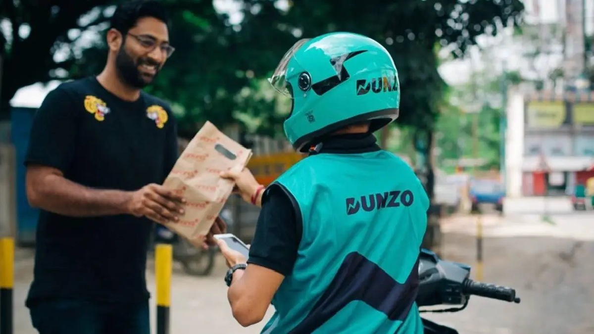 फास्ट ग्रोसरी वितरित करणारी कंपनी Dunzo नेकंपनीचा खर्च कमी करण्यासाठी त्यांनी ३ टक्के कर्मचाऱ्यांची कपात केली आहे. Dunzo (Image Credit - The Financial Express)