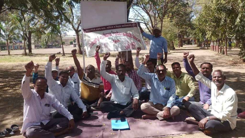 महाविद्यालयीन शिक्षकेत्तर कर्मचारी संघटनेतर्फे लाक्षणिक संप
फोटो- लोकसत्ता