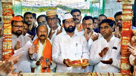 कल्याणजवळील मलंगगडावर मुख्यमंत्री एकनाथ शिंदे यांच्या हस्ते धार्मिक स्थळाच्या ठिकाणी महाआरती करण्यात आली.