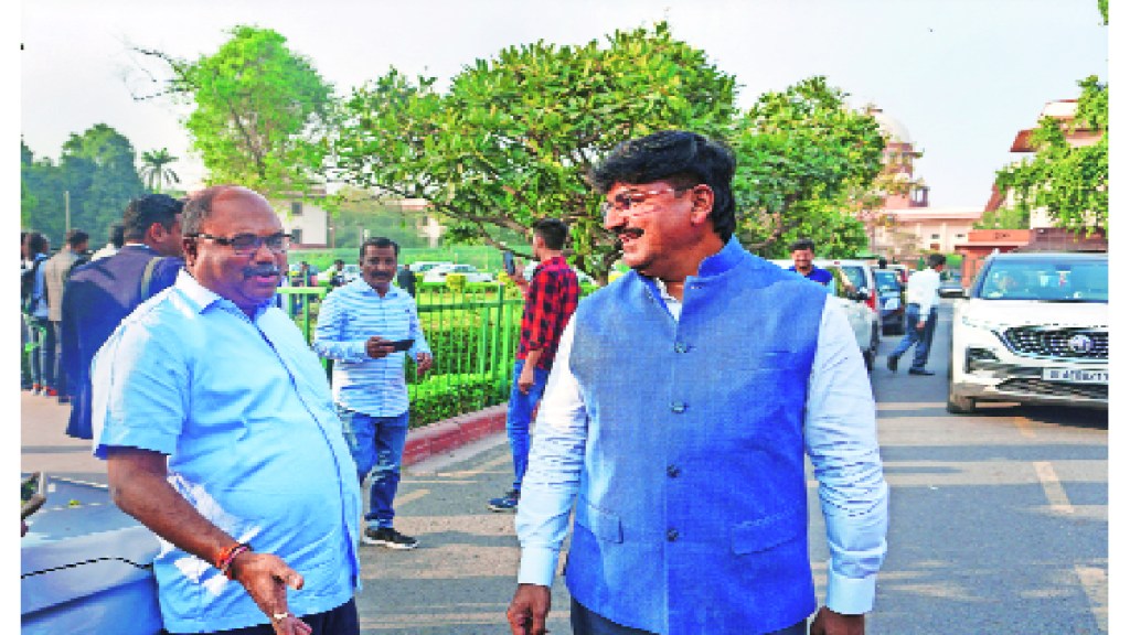 खंडपीठाच्या हंगामी आदेशातील ‘चुकी’कडे अंगुलीनिर्देश; ‘घडय़ाळय़ाचे काटे उलटे फिरवण्या’वर ठाकरे गटाचा युक्तिवाद