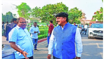 खंडपीठाच्या हंगामी आदेशातील ‘चुकी’कडे अंगुलीनिर्देश; ‘घडय़ाळय़ाचे काटे उलटे फिरवण्या’वर ठाकरे गटाचा युक्तिवाद