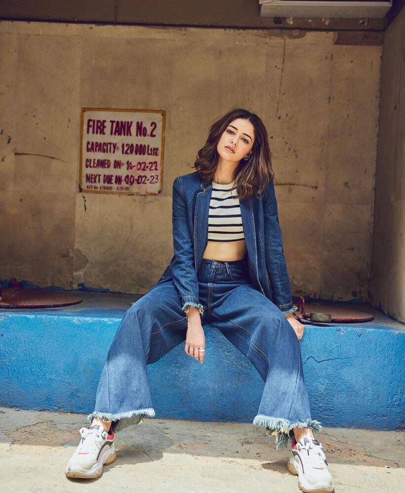 डेनिम ऑन डेनिम अशा एव्हरग्रीन लूकमध्ये अनन्या भन्नाट दिसतेय. (Photo: Ananya Panday/Instagram)