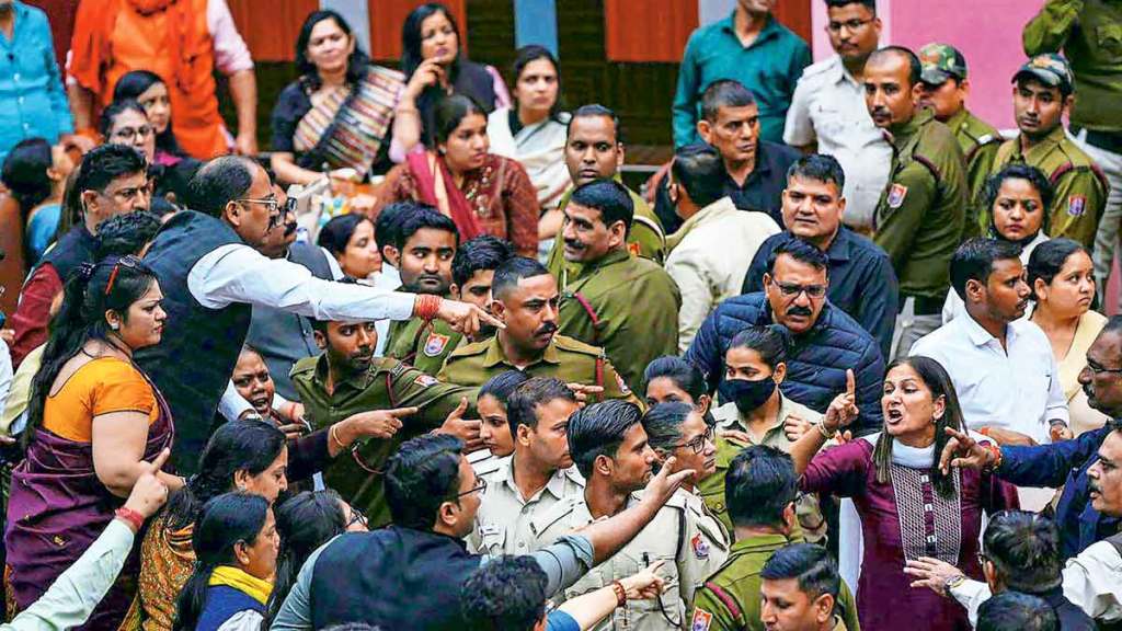 दिल्ली महापालिकेत स्थायी समितीच्या निवडणुकीदरम्यान गोंधळ