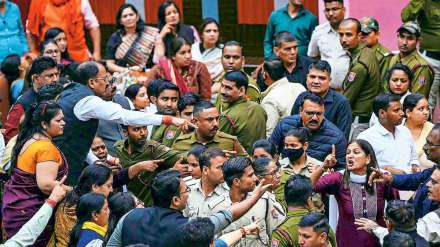 दिल्ली महापालिकेत स्थायी समितीच्या निवडणुकीदरम्यान गोंधळ