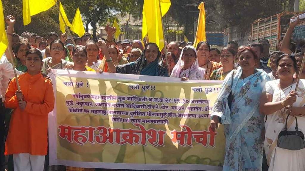 न्याय मिळण्यासाठी जिल्ह्यातील शेकडो वंचित आदिवासी कोळी समाजातील नागरिकांनी महाआक्रोश मोर्चा काढला.