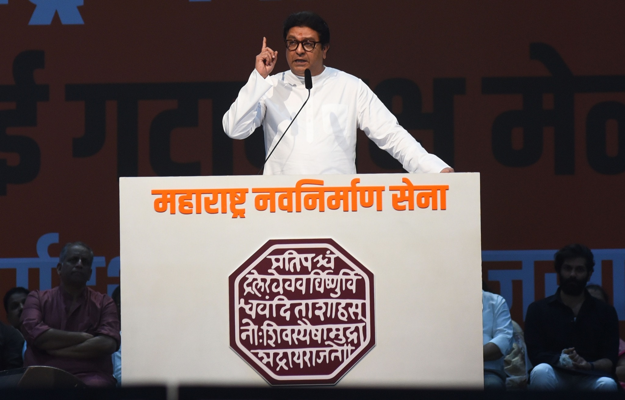 शिव ठाकरेने नुकतंच मनसे अध्यक्ष राज ठाकरे यांची भेट घेतली.