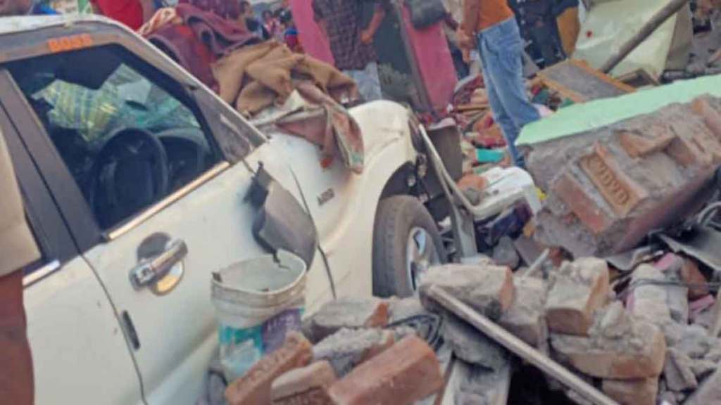 अनियंत्रित झाल्यामुळे एका घरात शिरली. अनियंत्रित झाल्यामुळे एका घरात शिरली.