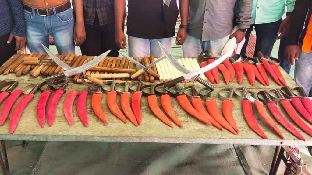 पोलिसांनी जप्त केलेली शस्त्रे 
फोटो-लोकसत्ता