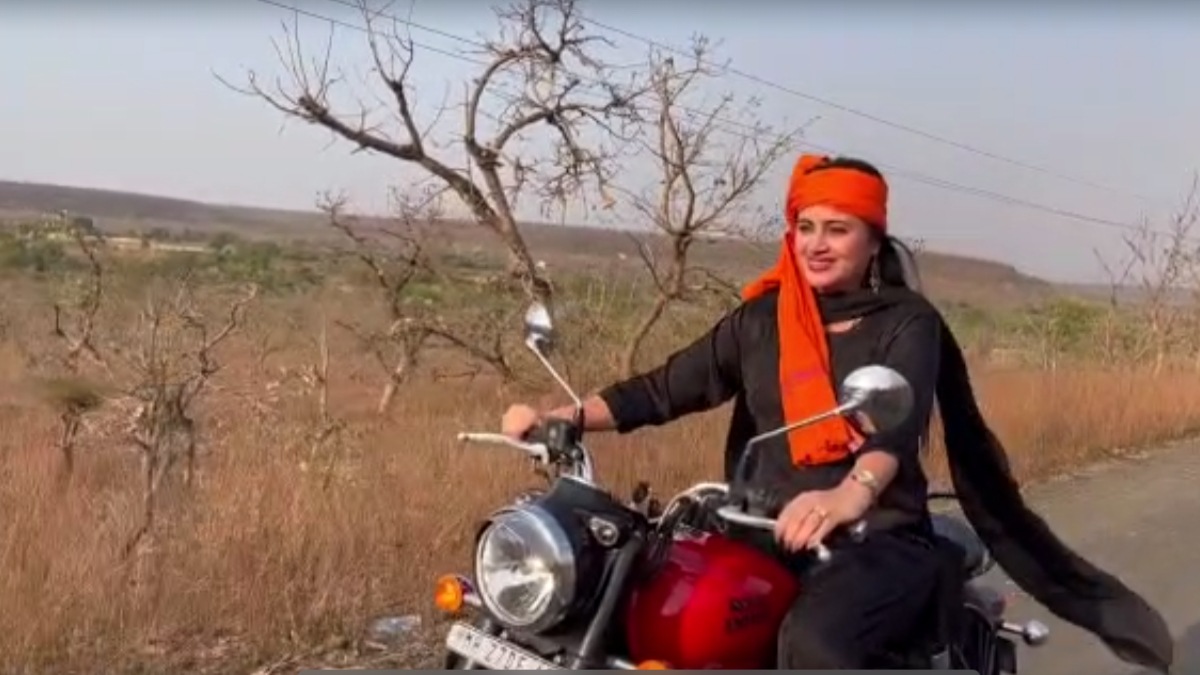 हम अखंड ब्रम्हांड के राजा श्रीराम के भक्त है ना, हार की फिक्र करते है, ना जितका जिक्र करते है, असे म्हणत त्यांनी बुलेट राईडला सुरुवात केली.