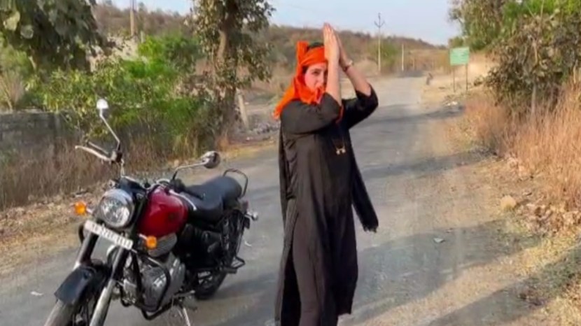 बुलेट चालवताना त्यांनी 'जय श्री राम'चा अशी घोषणाबाजी करत अमरावतीकरांना रामनवमीच्या शुभेच्छाही दिल्या.
