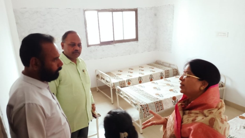 State Women's Commission member Abha Pandey's displeasure over the inconveniences at Sakhi One Stop Centre State Women's Commission member Abha Pandey's displeasure over the inconveniences at Sakhi One Stop Centre