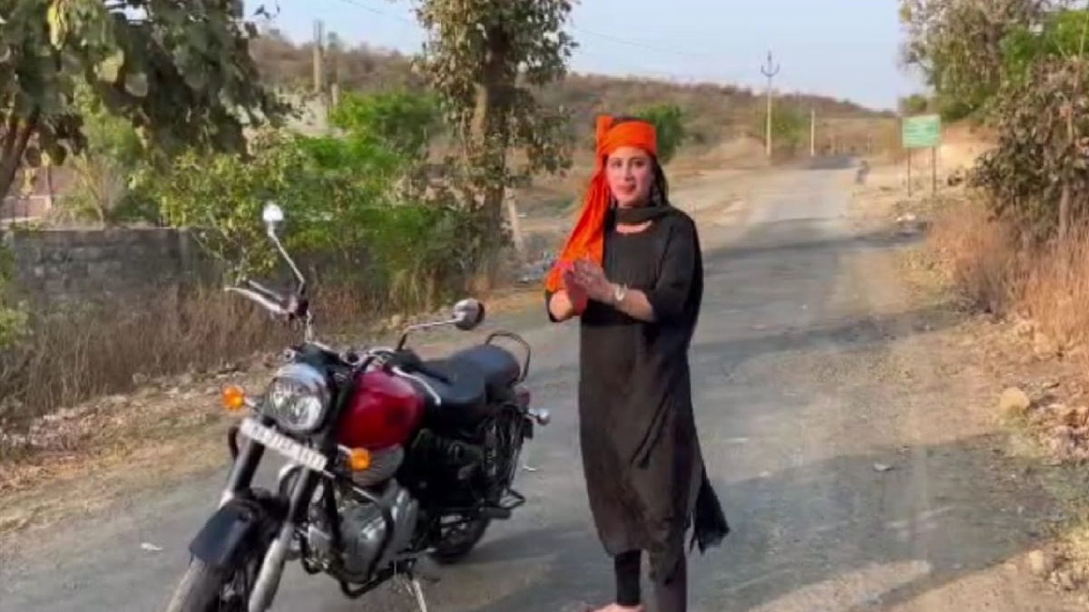 या सोहळ्यात हनुमान चालीसा पठण देखील केले जाणार आहे. तसेच हनुमान चालीसा पठाण सोहळ्यात सहभागी होणाऱ्यांना चांदीचा शिक्का आणि हनुमान चालीसाचे पुस्तक दिले जाणार आहे.