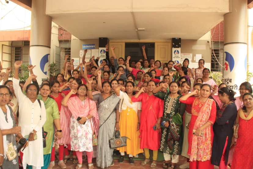 कोल्हापूर जिल्ह्यातील ८० हजार कर्मचारी संपात सहभागी झाल्याचा दावा करण्यात येत आहे.