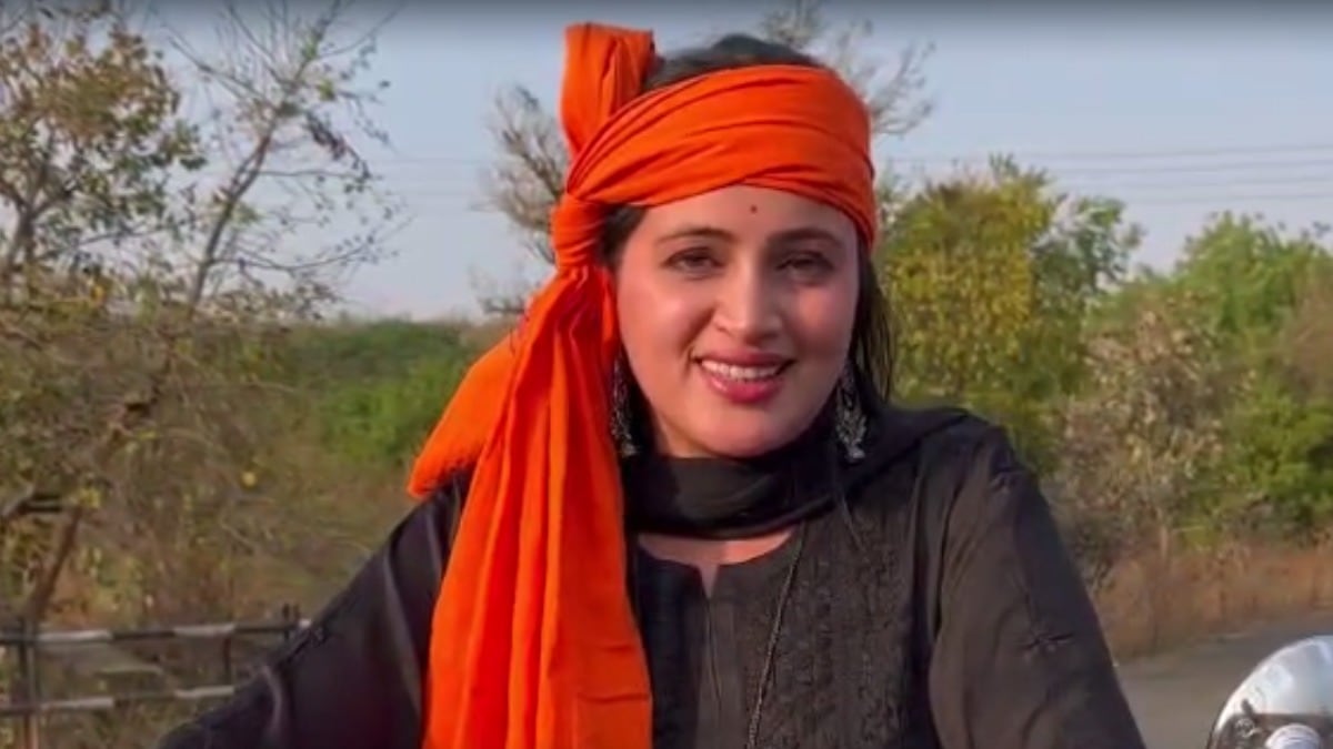नवनीत राणा यांनी काळा पोशाख आणि डोक्याला भगवा गमछा बांधून बुलेट राईडचा आनंद घेतला.