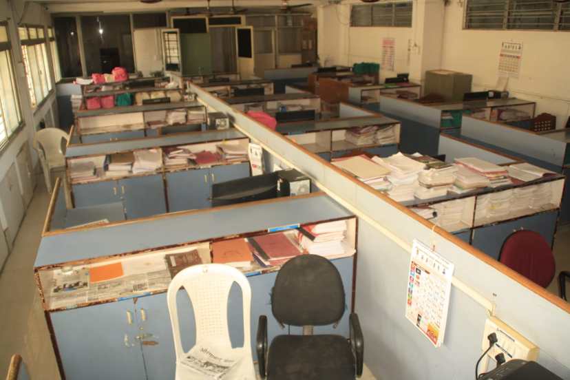या संपाला प्रतिसाद मिळाल्याने शासकीय कार्यालय अधिकारी, कर्मचाऱ्यांअभावी कार्यालये ओस पडली आहेत. मात्र, अत्यावश्यक सेवा सुरू आहेत.