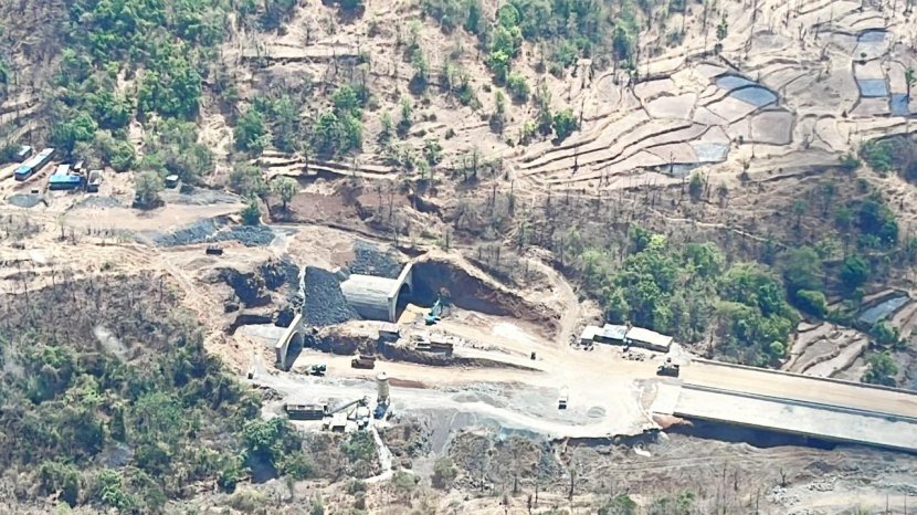 महामार्गातील भूसंपादन,पर्यावरण विभागाची परवानगी आणि महामार्ग बांधणा-या ठेकेदाराच्या दिरंगाईमुळे या महामार्गाचे काम रखडले.