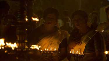 कोट्टनकुलंगारा चमायाविलक्कू या उत्सवात महिलांच्या वेशभूषेत पुरुषांच्या हातात दिवे ठेवून मिरवणूक काढली जाते (photo Credit: Kerala Tourism)