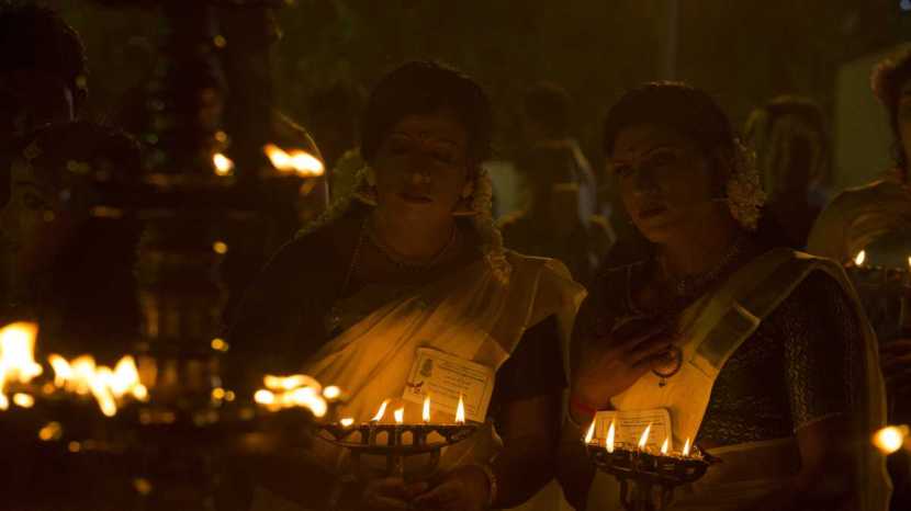 कोट्टनकुलंगारा चमायाविलक्कू या उत्सवात महिलांच्या वेशभूषेत पुरुषांच्या हातात दिवे ठेवून मिरवणूक काढली जाते (photo Credit: Kerala Tourism)