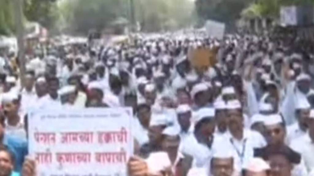In Pune, government employees are aggressive for the demand of old pension, pension is our right written board in the hands of employees