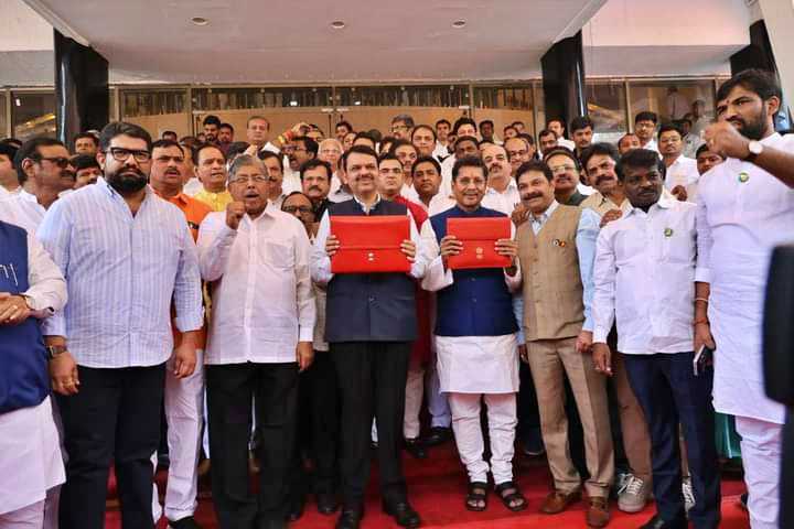 गोपीनाथ मुंडे शेतकरी सुरक्षा सानुग्रह अनुदान योजना आता राज्य सरकार राबवणार. त्याअंतर्गत २ लाखांपर्यंतचा लाभ मिळणार. त्यामुळे शेतकऱ्यांचा त्रास वाचणार. अपघातग्रस्त शेतकर्‍यांच्या कुटुंबांना पूर्वीच्या १ लाखाऐवजी आता २ लाख रुपयांपर्यंत लाभ मिळणार.