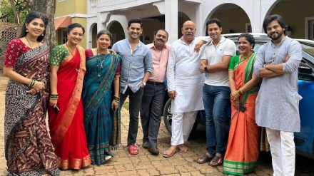 Sukh Mhanje Nakki Kay Asata