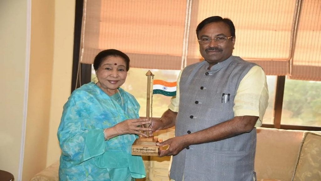 sudhir Mungantiwar meet Asha Bhosale sudhir Mungantiwar meet Asha Bhosale
