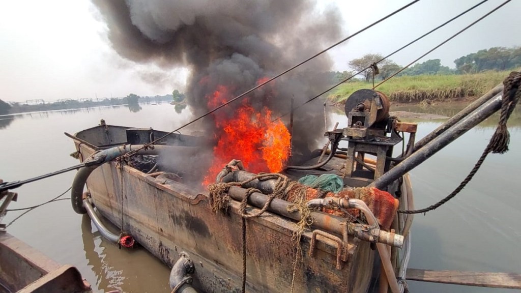 Sand mafia boat Dombivli