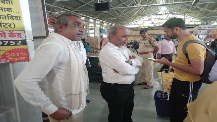 फुकट्या रेल्वे प्रवाशांकडून एका दिवसात १७ लाखांचा दंड वसूल (छायाचित्र - लोकसत्ता टीम)