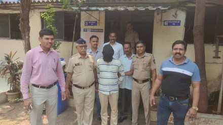 Fake policeman arrested in Kalyan