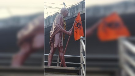अमरावतीत महात्‍मा गांधींच्‍या पुतळ्यावर ‘अभाविप’चा झेंडा