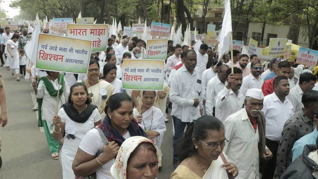 नाशिक शहरात ख्रिस्ती समाजाच्या मूक मोर्चात सहभागी झालेले बांधव. मोर्चामुळे अनेक भागात वाहतूक कोंडी झाली.