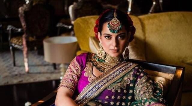 थिएटर नाटक केल्यानंतर कंगना चित्रपटात काम मिळेल या आशेने मुंबईत आली.