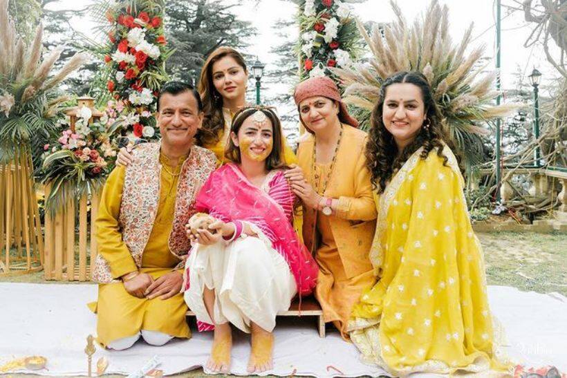 ज्योतिकाच्या हळदीत कुटुंबीयांबरोबर रुबीनाने काढलेला फोटो (Photo: Rubina Dilaik/Instagram)