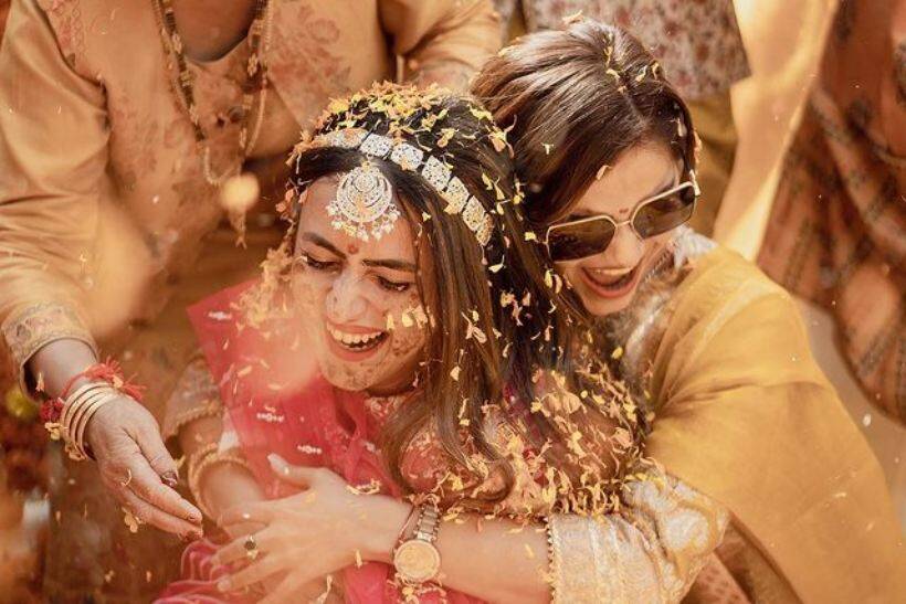 ज्योतिकाच्या हळदीतील दोघी बहिणींचा प्रेमळ क्षण. (Photo: Rubina Dilaik/Instagram)