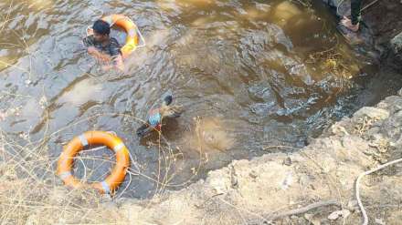 आपदा मित्र प्रशिक्षणार्थींच्या मदतीने विहिरीत पडलेल्या नीलगायीची सुटका आपदा मित्र प्रशिक्षणार्थींच्या मदतीने विहिरीत पडलेल्या नीलगायीची सुटका