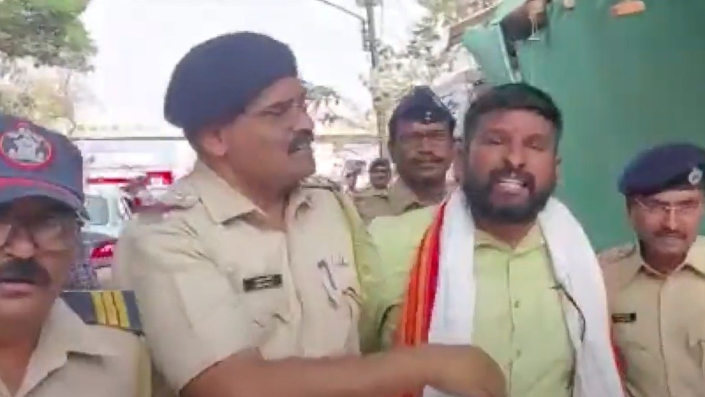 Swabhimani Shetkari Sanghatana party workers protest in front of Devendra Fadnavis convoy Swabhimani Shetkari Sanghatana party workers protest in front of Devendra Fadnavis convoy
