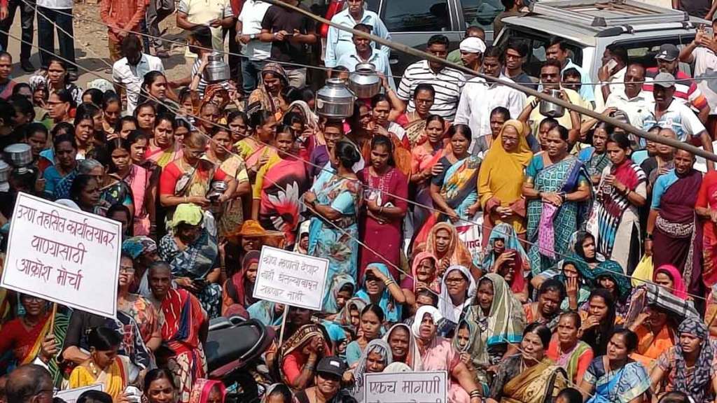 women protest for water