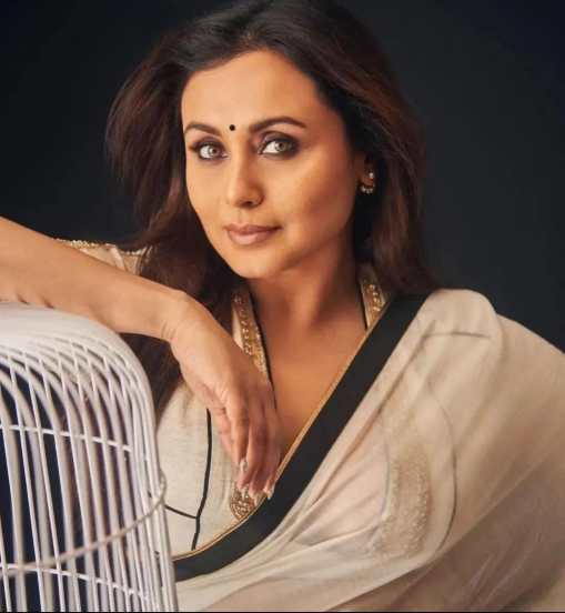 राणी पती आदित्य चोप्रा आणि मुलगी आदिरासोबत मुंबईत राहात असली तरी तिने वेगवेगळ्या ठिकाणी घरं विकत घेतली आहेत. मध्यंतरी तिने एक अपार्टमेंट घेतलं होतं. ज्याची किंमत ७ कोटींहून अधिक असल्याचं म्हटलं गेलं होतं.