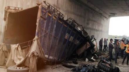 ruck falls down from bridge on samruddhi Mahamarg