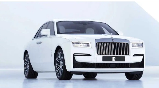 Rolls-Royce Phantom Drophead Coupe कार ही भारतात विक्रीसाठी उपलब्ध असलेल्या सर्वात महागड्या Rolls-Royce पैकी एक आहे.