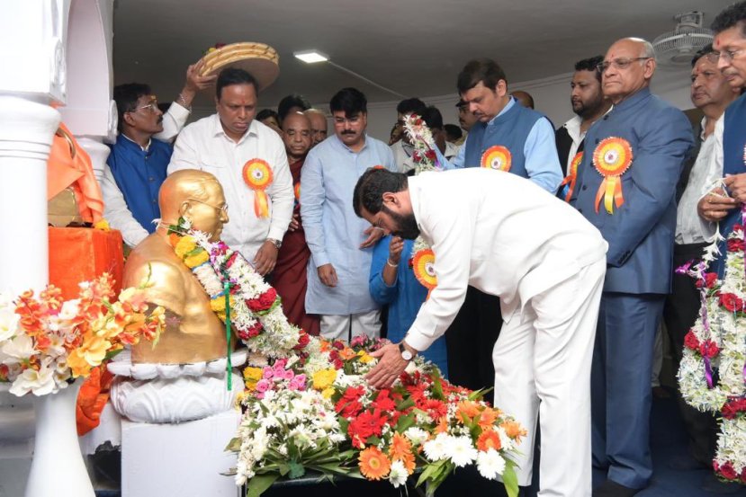 दरम्यान, मुख्यमंत्री एकनाथ शिंदे यांनीही आज चैत्यभूमीवर जात बाबासाहेबांना अभिवादन केले.