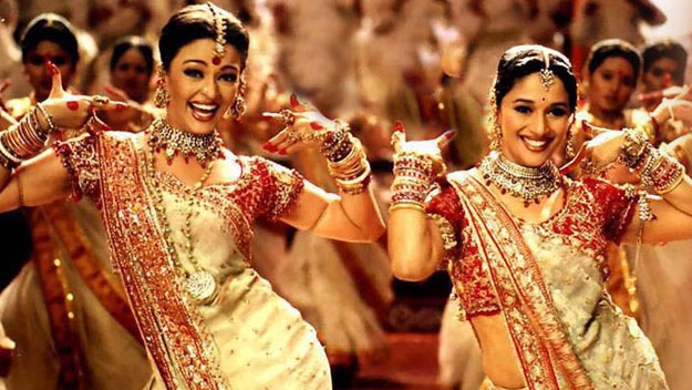 शाहरुख खान, माधुरी दीक्षित आणि ऐश्वर्या राय बच्चन यांच्या प्रमुख भूमिका असलेल्या देवदास चित्रपटातील 'डोला रे डोला' गाणे चांगलेच गाजले.