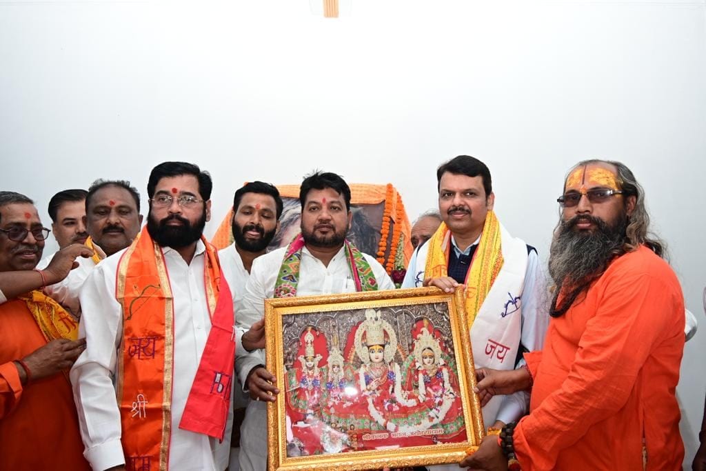 मुख्यमंत्री आणि उपमुख्यमंत्र्यांचं मोठ्या जल्लोषात अयोध्येत स्वागत करण्यात आले.