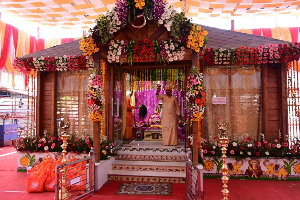 सर्वजण अतिशय खुश आणि आनंदी आहेत.