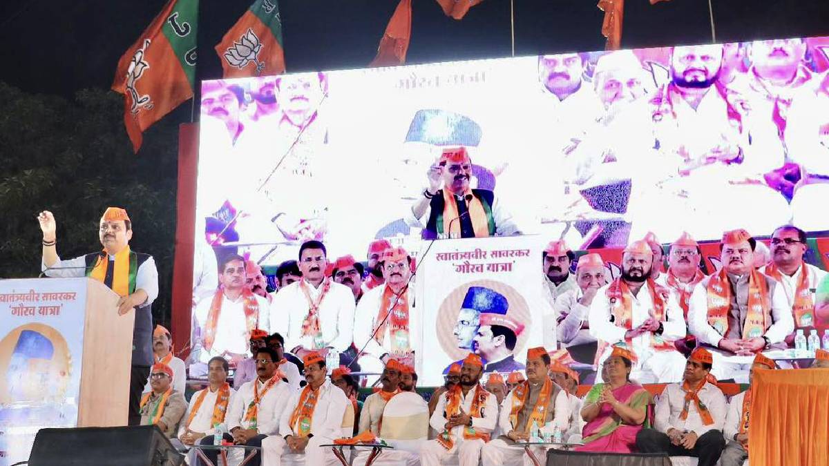 मी स्वा. सावरकर यांच्याप्रमाणे माफी मागणार नाही, या राहुल गांधी यांच्या वक्तव्यावर टीका करीत फडणवीस म्हणाले, राहुल यांना इतिहास आणि वर्तमानही माहीत नाही.