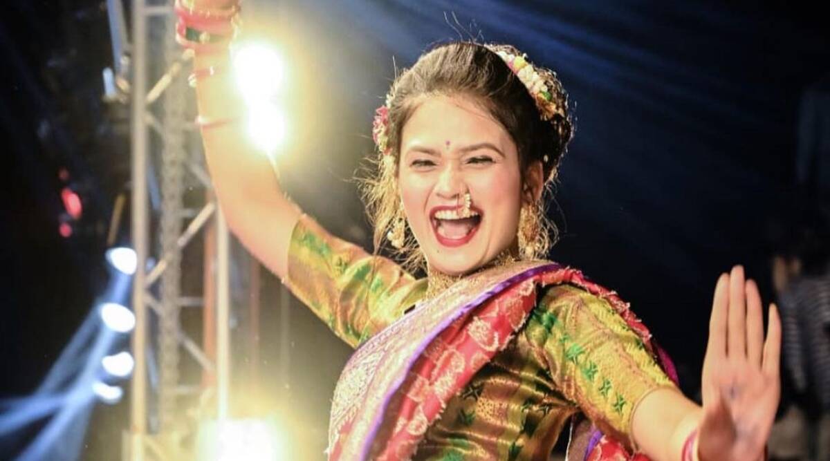 आम्ही एकूण ११ मुली आहोत. इतर कलाकार मिळून आम्ही २० लोक असू - गौतमी पाटील