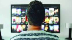 घरातील TV किती अंतरावरुन पाहायला हवा? जाणून घ्या