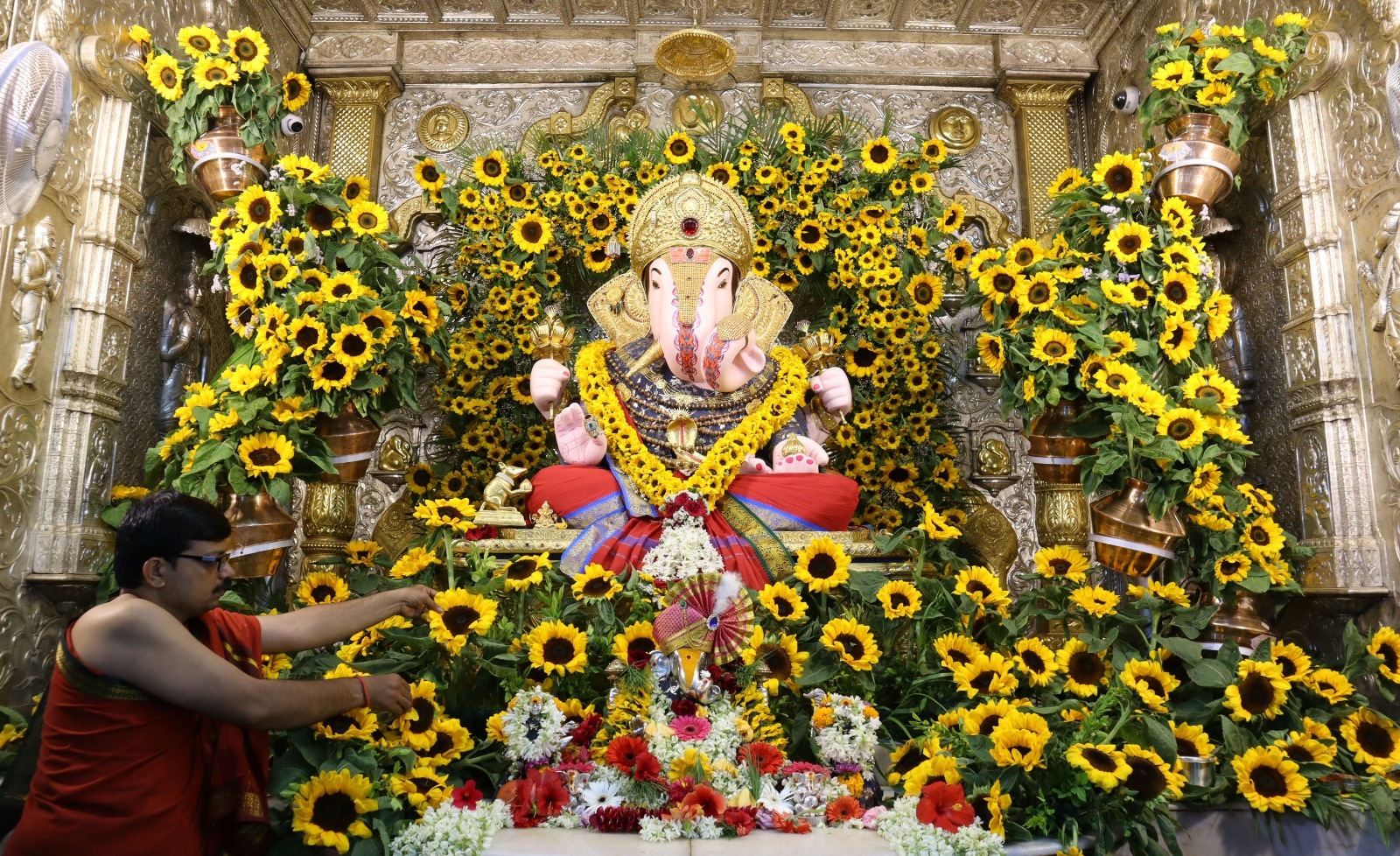 Shreemant Dagadusheth Halwai Ganapati Pune Sunflower Decoration