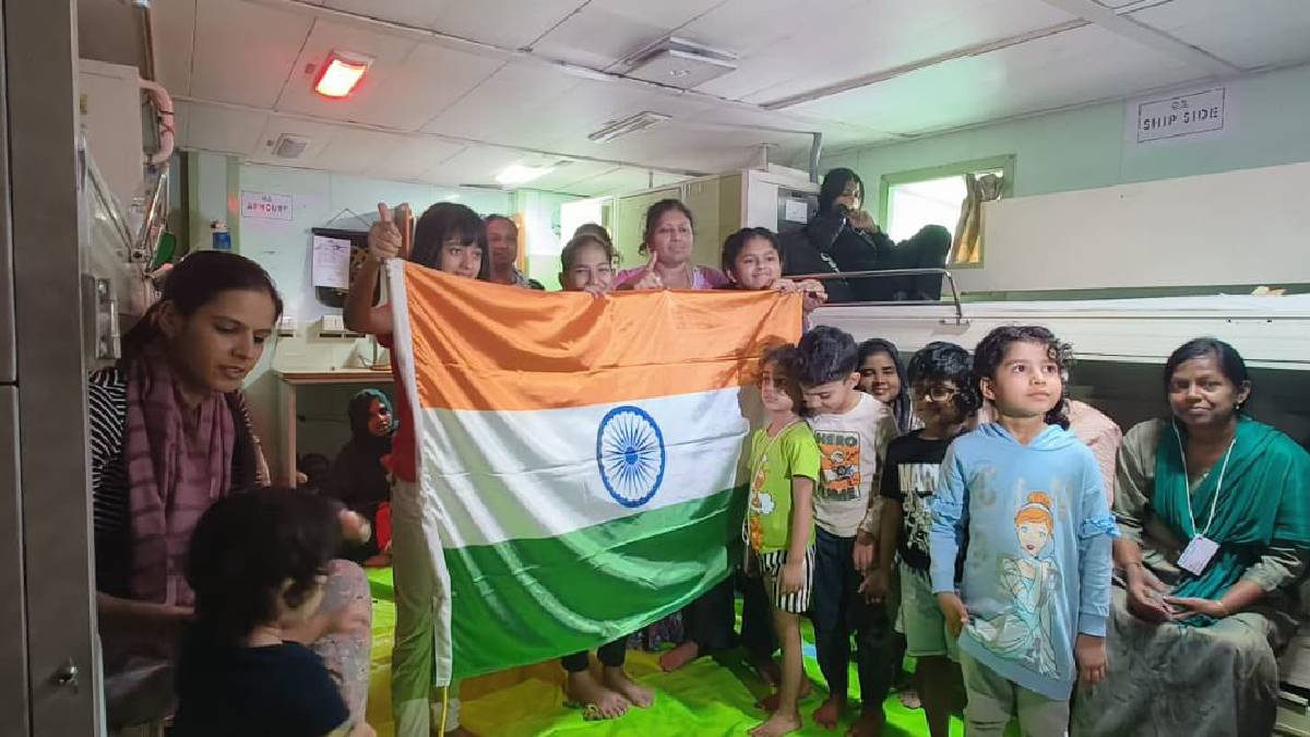 भारतीय वायू दलाच्या या विमानांमार्फत भारतीय नागरीकांना देशात आणलं जात आहे. ( For All Photo Courtesy - Indian Navy , Indian Air Force, Dr. S. Jaishankar, Indian External Affairs Ministry )